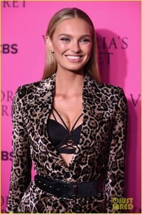 victorias-secret-angels-gather-for-fashion-show-viewing-party-in-nyc-14.jpg