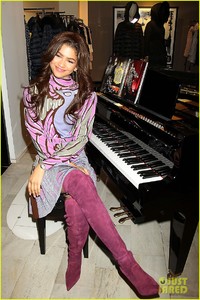 zendaya-unveils-bloomingdales-holiday-window-displays-in-nyc-07.JPG