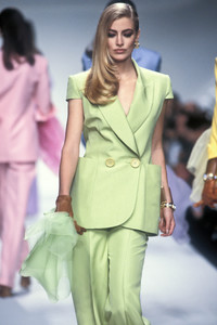 0_christian-dior-ss-1992-1_html.thumb.JPEG.fd40eee5c54bec45bc1f63fd64d1250e.JPEG