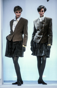 2_salvatore-ferragamo-fw-1990-3_html.thumb.JPEG.d0ef6747f9f9edd0db5c7eb58e67885a.JPEG