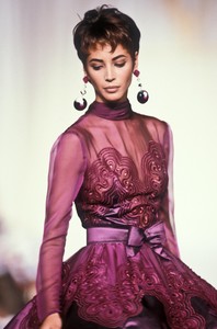 2_valentino-hc-fw-1990-3.thumb.JPEG.1f778ed09ff9514fa0cd4a4312ee9e89.JPEG