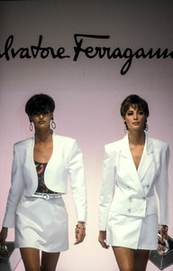 5_salvatore-ferragamo-ss-1991-12_html.thumb.JPEG.a3c72c1f1b31de498a49f1d14a7c3450.JPEG