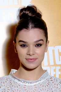 Hailee-Steinfeld_-Pitch-Perfect-3-Special-Screening--03.thumb.jpg.7bf153bf2f923043f59d31143e9f2d2b.jpg