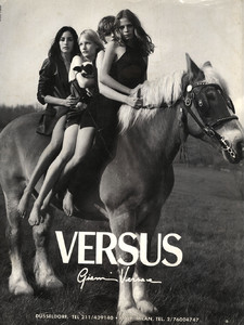 Kirsten-Owen-Stella-Tennant-Tanga-Moreau-Unknown-Versus-1998-ph.Bruce-Weber-01.thumb.jpg.92547456654158b3de24ab9a10d402f2.jpg