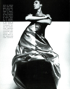 Knight_Vogue_Italia_December_1989_09.thumb.png.8e42ae288d680c7c9e7d79d1e66e4999.png