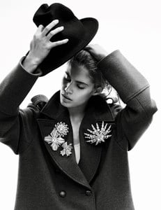 Vogue-Paris-October-2016-Luna-Bijl-Sara-Sampaio-by-David-Sims-13.thumb.jpg.beb247640ddf5a5f8220f3ad6c358711.jpg