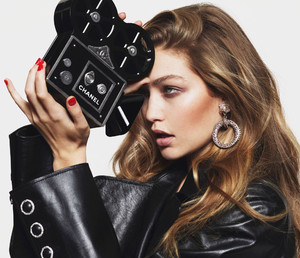 Vogue_Paris-March_2016-Gigi_Hadid-by-Mert_and_Marcus-04.thumb.jpg.68411db0c3dc5c78ac557b88261526cc.jpg