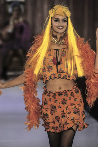 betsey-johnson-ss-1994-3.thumb.jpg.b9c2f0270a6373a55b4b150730323211.jpg