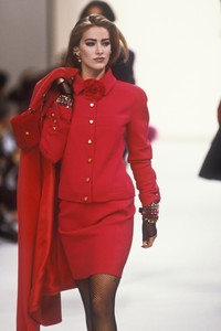 chanel-fw-1991-1.thumb.jpg.417e4501cbb7be10a94c03bb8f241dee.jpg