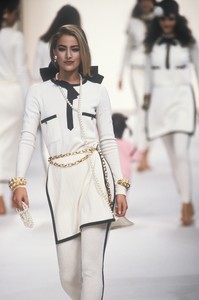 chanel-fw-1991-4.thumb.jpg.886f9c3d8036015c2b96b4d5f6bcdea0.jpg