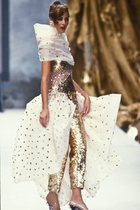 chanel-hc-fw-1991-6.thumb.JPEG.efccd6d7a28490954648211f6ed6fed4.JPEG