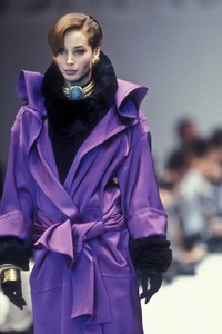 gianfranco-ferre-fw-1990-3.thumb.JPEG.74d7a0381cb1abb3c8f3afbe982a8978.JPEG