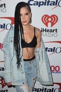 halsey-z100s-jingle-ball-2017-in-nyc-1.thumb.jpg.358672c0015185f7ba6d69467fd3a271.jpg