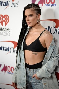 halsey-z100s-jingle-ball-2017-in-nyc-3.thumb.jpg.2dc83f029f41f02e6b12b1c1219bbd78.jpg