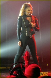 janet-state-world-tour-04.jpg