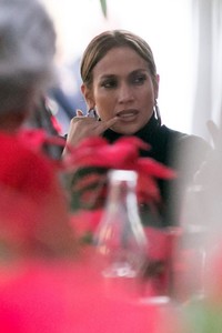 jennifer-lopez-and-alex-rodriguez-dines-at-a-miami-restaurant-12-16-2017-6.jpg