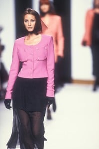 karl-lagerfeld-ss-1992-1.thumb.JPEG.5d18ec0952687ca215fe0947fa281e2a.JPEG