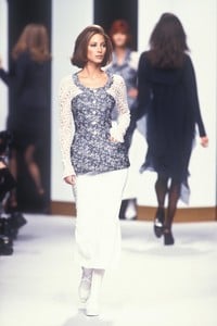 karl-lagerfeld-ss-1992-3.thumb.JPEG.4b8c00a768df7d09d113903a30bc4f24.JPEG