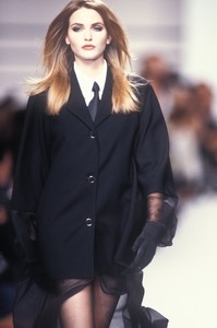 karl-lagerfeld-ss-1992-3.thumb.JPEG.73bbd206b0be34cea721324ecb058b8e.JPEG