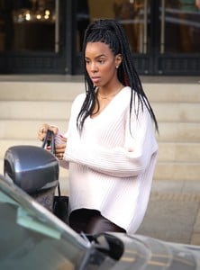 kelly-rowland-christmas-shops-at-barney-s-new-york-12-20-2017-3.jpg