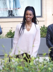 kelly-rowland-christmas-shops-at-barney-s-new-york-12-20-2017-4.jpg