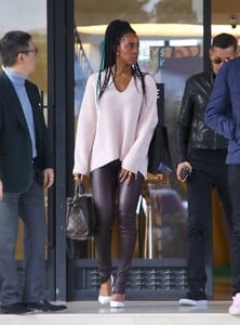 kelly-rowland-christmas-shops-at-barney-s-new-york-12-20-2017-5.jpg