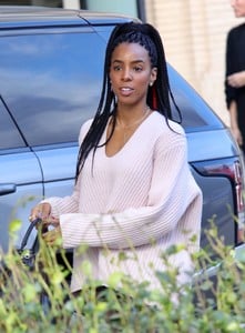 kelly-rowland-christmas-shops-at-barney-s-new-york-12-20-2017-6.jpg