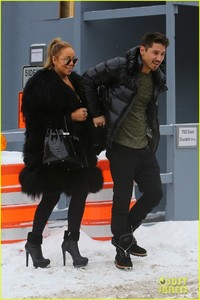 mariah-carey-braves-the-snow-in-heels-while-out-with-bryan-tanaka-01.jpg