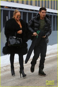 mariah-carey-braves-the-snow-in-heels-while-out-with-bryan-tanaka-06.jpg