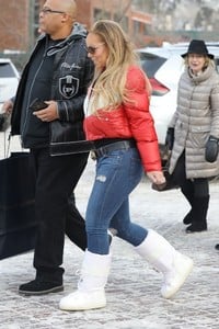 mariah-carey-winter-street-style-christmas-shopping-in-aspen-2.jpg