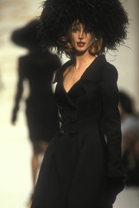 oscar-de-la-renta-fw-1992-19.thumb.jpg.3089e6fa496ce4e5cc1005ea3df986cb.jpg