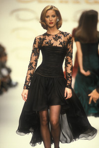 oscar-de-la-renta-fw-1992-23.thumb.jpg.166be594aea252edb4a9a80c621ee8c6.jpg