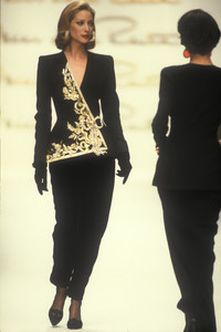 oscar-de-la-renta-fw-1992-26.thumb.jpg.b368b8bcb99273920a927be3b24d869d.jpg