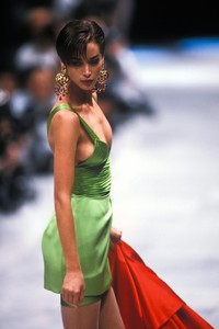 versace-fw-1990-2.thumb.JPEG.8a2ccb9f6f87c5a9d4054d60dff7537a.JPEG