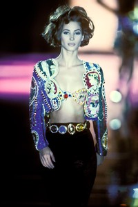 versace-fw-1991-10.thumb.JPEG.fc3eb3d8eaf8a82a08b636e973005741.JPEG