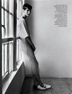 vogue-uk-2013-04-apr-23811.thumb.png.079044e1742703c4107e056f7d351825.png