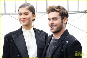 zac-efron-zendaya-empire-state-building-17.JPG