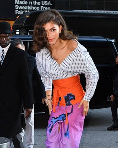 zendaya-in-a-printed-skirt-new-york-city-12-11-2017-1.jpg