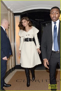 zendaya-shows-off-her-chic-black-and-white-evening-ensemble-03.jpg