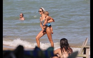 12vip-pt-29477-noticia-candice-swanepoel-exibe-barriguinha-de-gravida-na-praia_9.thumb.jpg.747ad3307781a759d02e0e5f34bbe500.jpg