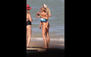 14vip-pt-29477-noticia-candice-swanepoel-exibe-barriguinha-de-gravida-na-praia_11.thumb.jpg.817772587a752a979fcf8c5ecc91f9e2.jpg