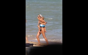 15vip-pt-29477-noticia-candice-swanepoel-exibe-barriguinha-de-gravida-na-praia_12.thumb.jpg.4948240d2750b2e2f054ce50bf677585.jpg