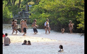 17vip-pt-29477-noticia-candice-swanepoel-exibe-barriguinha-de-gravida-na-praia_14.thumb.jpg.f6e77411ba190ddf0565a1c2ec312509.jpg