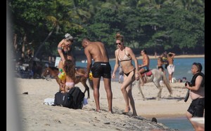 18vip-pt-29477-noticia-candice-swanepoel-exibe-barriguinha-de-gravida-na-praia_17.thumb.jpg.3d4b08eaea2a9b9b9071ad892c411160.jpg