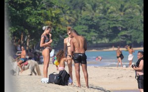 19vip-pt-29477-noticia-candice-swanepoel-exibe-barriguinha-de-gravida-na-praia_18.thumb.jpg.a13add49574f266d245027c1a4d9bec7.jpg