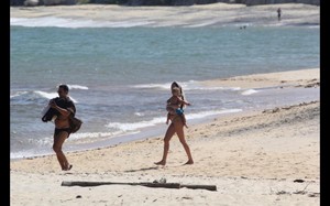 1vip-pt-29477-noticia-candice-swanepoel-exibe-barriguinha-de-gravida-na-praia.thumb.jpg.67e0ed785a39d978529270d5ce1c6dfc.jpg