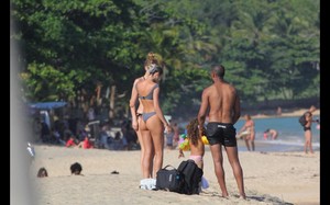 20vip-pt-29477-noticia-candice-swanepoel-exibe-barriguinha-de-gravida-na-praia_19.thumb.jpg.c12a9535dd5e0913adfb8aca2cc0fa4c.jpg