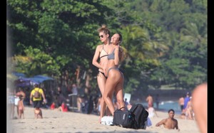 23vip-pt-29477-noticia-candice-swanepoel-exibe-barriguinha-de-gravida-na-praia_22.thumb.jpg.1516c4e0d017ae4ad58765767aa6126b.jpg