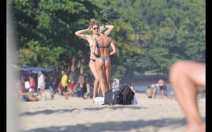 24vip-pt-29477-noticia-candice-swanepoel-exibe-barriguinha-de-gravida-na-praia_23.thumb.jpg.f4ae5c278133aba77e729db779c4e3f1.jpg