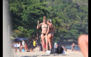 25vip-pt-29477-noticia-candice-swanepoel-exibe-barriguinha-de-gravida-na-praia_24.thumb.jpg.39671bb8c803586a44fbee0bee4d45e7.jpg